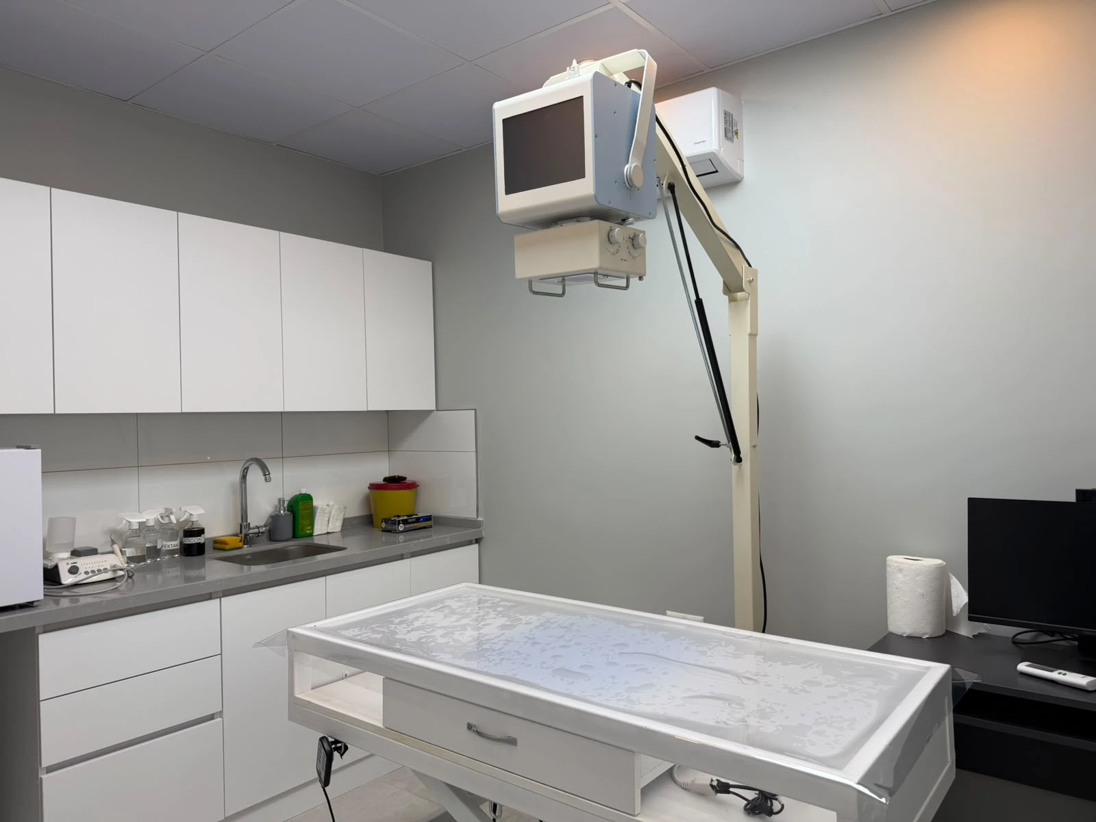 Klinik röntgen cihazı ve muayene masası